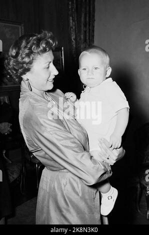 Skaugum 19550609: Little Haakon Lorentzen with her mother, Princess ...