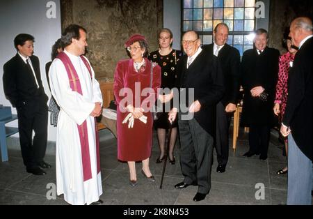 Oslo 19891209: Cathrine Ferner, grandson of King Olav, marries Arild Johansen in Ris church in Oslo. Here from V: Prince Haakon Magnus, Princess Märtha Louise (partially hidden), resident chaplain Nils Jacob Tønnessen in Ris church, Princess Astrid Mrs. Ferner, Benedicte Ferner, King Olav, Crown Prince Harald, (?) And Prince Carl of Sweden. Photo: Knut Falch Stock Photo