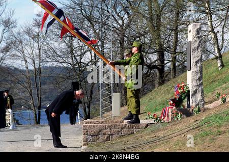 Drøbak, Oscarsborg April 9, 1990. Prime Minister Jan P. Syse puts a wreath at the memorial support over fallen coastal artillery at Oscarsborg. The memorial support was unveiled by King Olav the same day. Photo: Morten Hvaal / NTB / NTB Picture # 8 of 9. Stock Photo