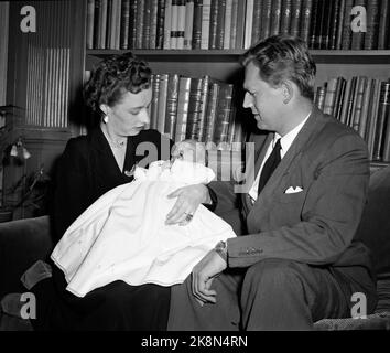 Asker, Skaugum 19540913 Photo session with Princess Ragnhild Mrs. Lorentzen and shipowner Erling Lorentzen, on the occasion of the imminent baptism by his son Haakon. Here the two together, with the baptism child. Photo: Svensson and Valldal / NTB / NTB Stock Photo