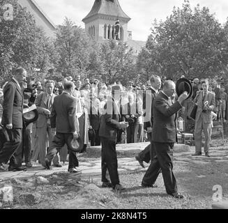 Oslo 19500514. Oslo city 900 year anniversary. The party jewelry in anniversary rushes. The celebration of Oslo's 900th anniversary was opened in the historic Memorial Park in the Old Town just off the current Bispegård. Many people were present, but only some of the audience could access the park, but on the street outside, people stood in long ranks, the speakers made sure everyone was told. Here, Crown Prince Olav arrives who greets and Prince Harald behind. Photo: Sverre A Børretzen / Arne Kjus / Current / NTB Stock Photo