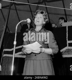 Moroculi 19591003: Norwegian-Swedish radio entertainment is produced in a tent on the border between Norway and Sweden. During the opening show, The singer Lys Assia. She sang her big butcher 'O Mein Papa'. Here in action. Photo: Storløkken / Current / NTB Stock Photo