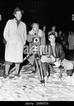 Oslo 19500914. 'The fire department makes winter' in the recordings of the movie 'We Marries' with the actors Henki Kolstad and Inger-Marie Andersen. The fire department came with hoses and cans with the floors soap to make winter of foam. Director Müller and photographers Bergan and Cedergren observe the growing winter attention and criticism. Photo: Sverre A. Børretzen / Current / NTB Stock Photo