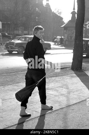 Oslo 19560421. A springy Henny Moan (20) on the area. Is she an upcoming star? Moan has become a well -known young star who has had several roles in film and theater in Norway and on the other side of the keel. Here's a thoughtful Henny Moan. Photo: Aage Storløkken / Current / NTB Stock Photo