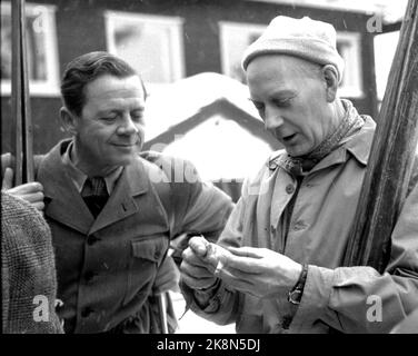 Oslo 19530211. February 11, 1953 was a great day in the country's skiing history. After a great effort by the Norwegian politicians, the Storting beat the Swedish and Finnish parliament, and together in the ski competition in cross -country skiing at Skytterkollen. Here we see politician Einar Gerhardsen (A) Oslo (with cigarette in hand) in conversation with politician Sjur Lindebrække (H) Bergen who surprised big on the trail. Photo: Sverre A. Børretzen / Current / NTB Stock Photo