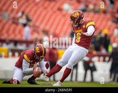 August 6, 2022: Washington Commanders punter Tress Way (5) warming up  before the team's NFL football training camp practice at the Fed Ex Field  in Landover, Maryland Photographer: Cory Royster Stock Photo - Alamy