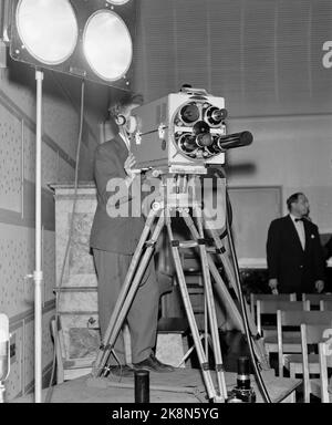 Oslo 19580413 The first week of regular test broadcasts on television from NRK starts. The popular question program 'Forward for the family' moved from radio to television. Here is a television camera starting to perpetuate the event. Photo: Stage / NTB / NTB Stock Photo