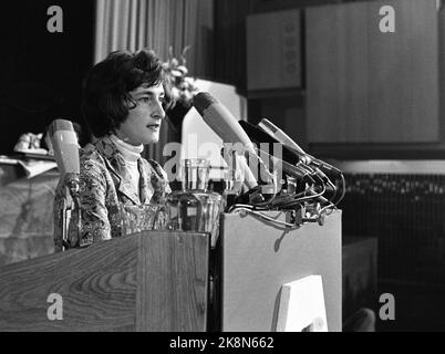 Oslo April 21, 1975. The Labor Party's national meeting. Here Sissel Rønbeck on the pulpit. Photo: Henrik Laurvik / NTB Stock Photo