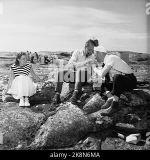 Hankø in the summer of 1956. Recording Norway's first feature film in color, titled 'Smugglers in tuxedo'. A couple of the actors treat themselves to a cigarette between the ropes. TV. Anne Lise Tangstad who plays 'Eva' in the film. Photo: Aage Storløkken / Current / NTB. Physical Lok: Current 1956 No. 30: Smugglers in tuxedo. Stock Photo