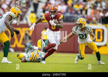 October 23, 2022: Washington Commanders running back Brian Robinson Jr. (8) runs the ball during the game against the Green Bay Packers in Landover, MD. Photographer: Cory Royster Stock Photo