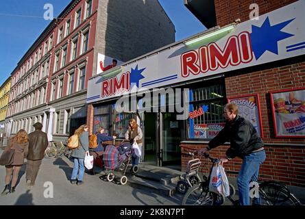 Oslo 19950321: Grocery store Rimi at St. Hanshaugen, at the intersection Waldemar Thranes gate / Ullevålsveien, March 21, 1995. Young man with rimi plastic bag on bicycle. Young woman with stroller on the way down the stairs. Students with leather transfers. Young couple strolling on the sidewalk at Rosa Bygård. Photo: Bjørn-Owe Holmberg / NTB / NTB Stock Photo