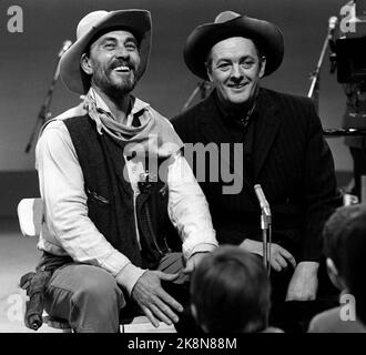 Oslo 19710226 TV show with Erik Bye and guests. Here Erik Bye (th) along with 'Festus' alias actor Ken Curtis from the TV series 'Krut smoke' (Gunsmoke). Both in cowboy hats and cowboy equipment. Photo: NTB / NTB Stock Photo