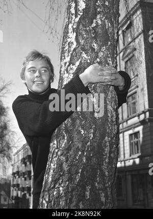 Oslo 19560421. A springy Henny Moan (20) on the area. Is she an upcoming star? Moan has become a well -known young star who has had several roles in film and theater in Norway and on the other side of the keel. Photo: Aage Storløkken / Current / NTB Stock Photo