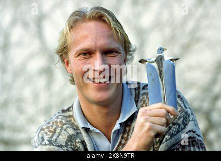 Oslo 198990110 Actress Sven Nordin has been awarded the radio's price 'Blue Bird' for his participation in the Radio Theater's piece 'Roses in the Desert'. Smiling portrait with the statuette. Photo: Inge Gjellesvik / NTB / NTB Stock Photo