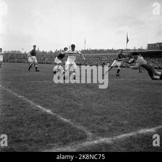 Oslo 19550508. Ullevål Stadium. Norway - Hungary 0-5. 27528 spectators. At this time, Hungary had the world -renowned footballer Ferenc Puskas on the team. Photo: Jan Stage Stock Photo