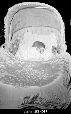 Asker, Skaugum 19540913 Photo session with Princess Ragnhild Mrs. Lorentzen and shipowner Erling Lorentzen, on the occasion of the imminent baptism by his son Haakon. Here Haakon Lorentzen in the cradle. Photo: Svensson and Valldal / NTB / NTB Stock Photo