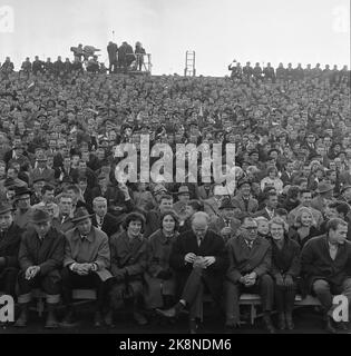 Oslo 19631027 Football, Cup Final 1963 Skeid / Fredrikstad 2-1 in a dramatic final at Ullevaal Stadium. Here one section of the crowded stand. Football supporter rolls cigarette in the first row. Television cameras in the background. Photo: NTB / NTB Stock Photo
