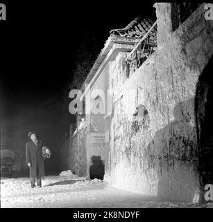 Oslo 19500914. 'The fire department makes winter' in the recordings of the movie 'We Marries' with the actors Henki Kolstad and Inger-Marie Andersen. The fire department came with hoses and cans with the floors soap to make winter of foam. The gate to Fagerborggt is decorative from before, but with the fire department's help, the pure adventure mood was given. Photo: Sverre A. Børretzen / Current / NTB Stock Photo