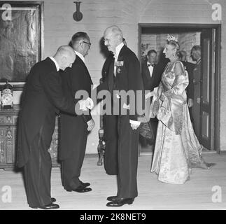 Oslo 19530702. Crown Prince Olav 50 years. Here from the government's dinner at Akershus castle. King Haakon and Crown Princess Märtha in Galla dress with diadem are welcomed On arrival. Prince Harald in the doorway. Photo: Jan Stage NTB / NTB Stock Photo