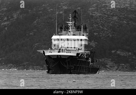 Stavanger 19851106: The cement vessel Concem crashed during the work on Gullfaks B Platform in the Gandsfjord, and 10 people perished. Here, the 'Arctic Seal' diving vessel will search the containers from the barge which is at 240 meters deep. Photo: Hans Due / NTB / NTB Stock Photo