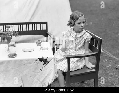 Skaugum June 1937. Princess Ragnhild plays in the garden at Skaugum. Ragnhild with coffee cup from the puppet on the table. Photo: NTB / NTB Stock Photo