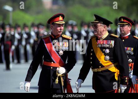 Fornebu May 2, 1990. King Olav welcomes his guest Grand Duke Jean by Luxembourg, at Fornebu. Photo: Bjørn-Owe Holmberg / NTB / NTB Stock Photo