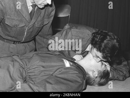 Lahaugmoen at Oslo December 1959. Soldiers in make-up: Women in uniform. First aid is an important part of the training. The mouth-to-mouth method is nice and relatively easy to learn. Photo: Ivar Aaserud / Current / NTB Stock Photo