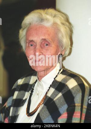 Oslo 19940119. 'The Draumkvedet' premieres at the Norwegian Theater. Here author Halldis Moren Vesaas arrives at the premiere. Photo: Aleksander Nordahl NTB / NTB Stock Photo