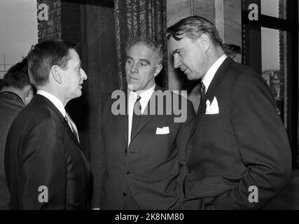 Oslo 19691125 North Sea meeting. The Nordic prime ministers meet to negotiate an extended economic cooperation in the Nordic countries. From v. Sweden's Prime Minister Olof Palme, Norway's Prime Minister Per Borten, and Finland's Prime Minister Maoun Koivisto in informal talks while waiting for Denmark's prime minister. Photo: NTB / NTB Stock Photo