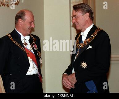 Finland. Helsinki March 23, 1993. The royal couple is on an official visit to Finland with President Mauno Koivisto and Mrs. Tellervo Koivisto. Here King Harald and President Mauno Koivisto before the gala dinner in the presidential palace. Photo; Lise Åserud / NTB / NTB Stock Photo