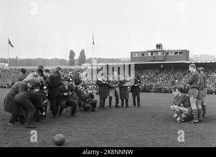 Oslo 19631027 Football, Cup Final 1963 Skeid / Fredrikstad 2-1 in a dramatic final at Ullevaal Stadium. Here the teams are photographed before the start. Large tenders of photographers, and crowded stands. Photo: NTB / NTB Stock Photo