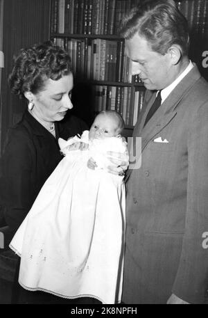 Asker, Skaugum 19540913 Photo session with Princess Ragnhild Mrs. Lorentzen and shipowner Erling Lorentzen, on the occasion of the imminent baptism by his son Haakon. Photo: Svensson and Valldal / NTB / NTB Stock Photo