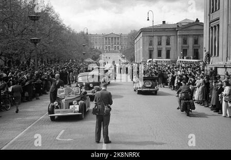 Oslo 194505: The Peace Days May 1945. The prisoners from Grini prison camp / concentration camp come to the University Square in Oslo. Here is a car with red cuddly mark and a sign from Grini prison camp in the bumper. Photo: NTB / NTB Stock Photo