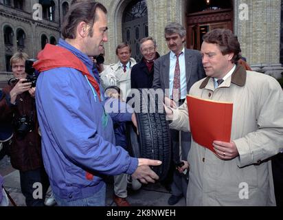 Oslo April 8, 1991. Viking Tires Production A/S Thousands of trade unions and others from Indre Østfold on Monday demonstrated in Oslo in protest against what is perceived as broadcast, from the government, in the Viking-Askim case. Anders Talleraas receives a Viking tire here from one of the protesters with the promise of receiving three tires when the company is saved. The Board of Directors decided on March 13, 1991, that production should be canceled before the turn of the year. The decision was made against the two votes of the employees. Photo: Terje Bendiksby / NTB / NTB