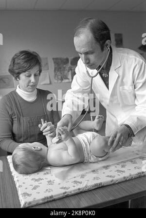 Oslo 19710331:  Health examination of infants and schoolchildren at Romsås health station in Oslo, March 31, 1971. Here is a medical examination of an infant. Photo: Erik Thorberg / NTB / NTB Stock Photo