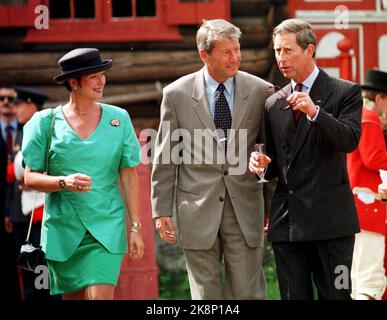 Trondheim 19970621: The royal couple's 60th anniversary. - Prince Charles with Prime Minister Thorbjørn Jagland and his wife Hanne Grotjord during the anniversary of the royal couple. Photo: Erik Johansen Scanfoto / NTB / Anniversaries / Stock Photo