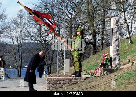 Drøbak, Oscarsborg April 9, 1990. Prime Minister Jan P. Syse puts a wreath at the memorial support over fallen coastal artillery at Oscarsborg. The memorial support was unveiled by King Olav the same day. Photo: Morten Hvaal / NTB / NTB Picture # 6 of 9. Stock Photo