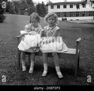 Skaugum June 1937. Princess Ragnhild (TV) and Princess Astrid with Prince Harald, about six months old. The three together, sitting on a bench in the garden. Photo: NTB Stock Photo