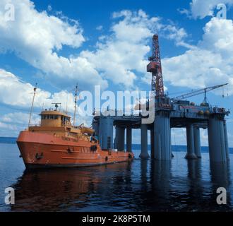 Oslo June 1974: The oil drilling platform Odin Drill (Aker H3 platform) is being built at Nyland's workshop. Here the platform at the Port of Oslo, along with the supply vessel / supply boat tender turtle. Photo: Erik Thorberg / NTB / NTB Stock Photo
