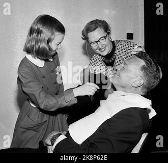 Oslo 19580413 The first week of regular test broadcasts on television from NRK starts. Here, the popular question program 'Forth for the family' has moved from radio to television, and program manager Rolf Kirkvaag therefore had to be makeup. Here Kirkvaag in the makeup chair. Photo: Stage / NTB / NTB Stock Photo
