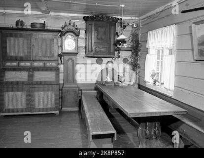 Skåbu 19500812. The home industry of crafts. Here we see a woman and man sitting and reading the Bible at the dining table in the dining room. Photo: NTB Archive / NTB Stock Photo