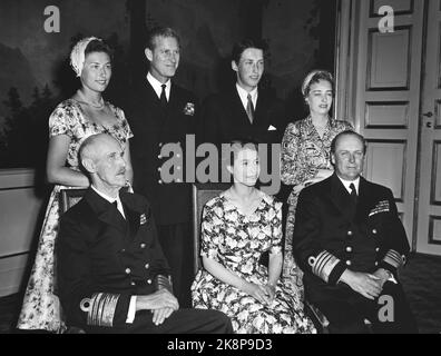 Oslo 19550624. Queen Elizabeth II on a state visit to Norway with her husband Prince Philip. Here's the official picture from the birdworks at the castle. First series F.V. King Haakon, Queen Elizabeth and Crown Prince Olav. Second series F.V. Princess Astrid, Prince Philip, Prince Harald and Princess Ragnhild. Patterned dresses, smiling. Photo: NTB Archive / NTB Stock Photo