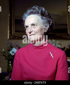 Oslo 1968: Dagny Haraldsen photographed in his home in Oslo in 1968, in connection with engagement and later weddings between Crown Prince Harald and her daughter, Sonja Haraldsen. Photo: NTB / NTB Stock Photo