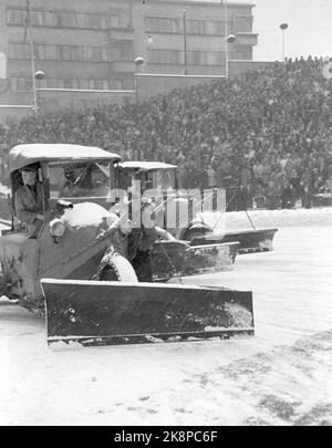 Oslo 19471109 Dynamo - Skeid on winter driving Football match between Dynamo - Skeid 7-0, at Bislett. Snow on the track must be gulled away. The snow plows are clearing the space. 32000 spectators are a record at Bislett. Photo; Current / NTB  NB: Photo Not image treated. Stock Photo
