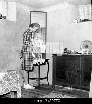 The Church's Sept. 1946 The recovery in Northern Norway after World War II. Many people still lived in the basements of burnt -down houses. Here interiors from a so -called basement residence, which could often be both wet and cold. Photo: NTB / NTB Stock Photo