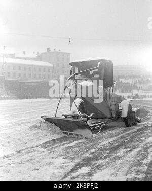 Oslo 19471109 Dynamo - Skeid on winter driving Football match between Dynamo - Skeid 7-0, at Bislett. Snow on the track must be gulled away. The snow plows are clearing the space. Photo; Current / NTB  NB: Photo Not image treated. Stock Photo