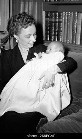 Asker, Skaugum 19540913 Photo session with Princess Ragnhild Mrs. Lorentzen and shipowner Erling Lorentzen, on the occasion of the imminent baptism by his son Haakon. Here the princess with the baptism child. Photo: Svensson and Valldal / NTB / NTB Stock Photo