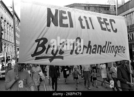 Oslo 19710607 Demonstration trains against the EEC / Common Market. One of the longest demonstration trains in Mann's memory went from Youngstorget to City Hall Square in Oslo. Here a transparent / poster with the text 'No to EEC, break the negotiations' Photo: NTB / NTB Stock Photo