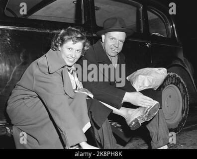Oslo 19500914. 'The fire department makes winter' in the recordings of the movie 'We Marries' with the actors Henki Kolstad and Inger-Marie Andersen. The fire department came with hoses and cans with the floors soap to make winter of foam. Smokes cigarette. Smiles. Photo: Sverre A. Børretzen / Current / NTB Stock Photo