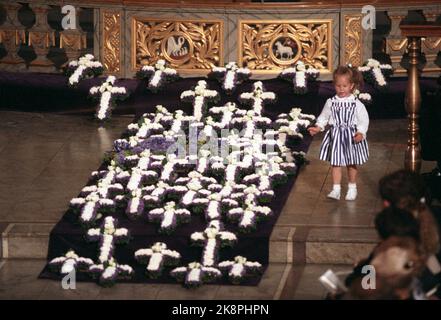 Oslo 19890912. Partnair accident. Memory holiday in Oslo Cathedral after the plane crash at Hirtshals which required 55 lives. Fifty employees of the shipping company Wilhelmsen Lines and a crew of five perished. The king and government were present during the grief. The flower crosses in the church. NTB archive photo Inge Gjellesvik / NTB Stock Photo